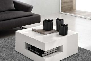 Biały, geometryczny stolik w minimalistycznym salonie