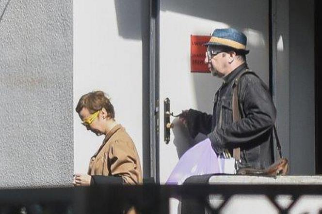 Gabriela Muskała i Zbigniew Zamachowski wychodzą z mieszkania