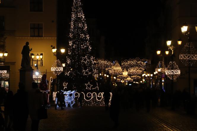 Toruńska starówka stroi się na święta. Kiedy zobaczymy całą iluminację?