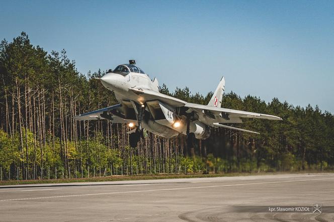 MiG-29 ląduje na Route 604