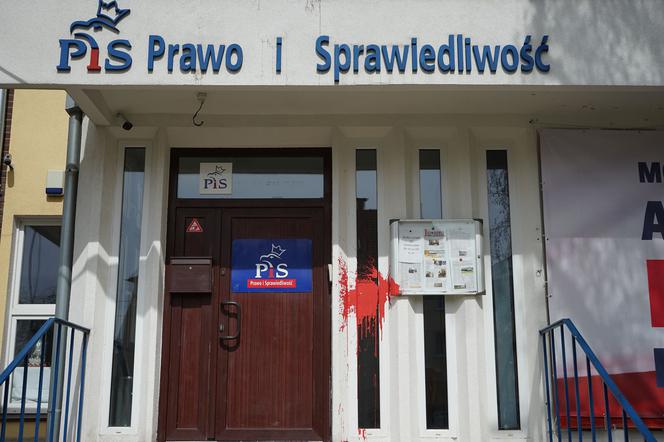 Nieznany sprawca ochlapał czerwoną farbą biuro PiS w Szczecinie