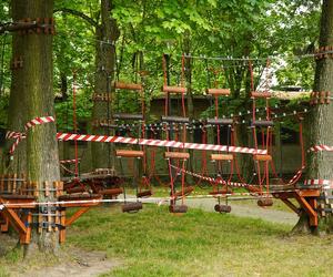 Budują park linowy nad jeziorem. Nowa atrakcja niebawem na Mazurach [ZDJĘCIA]