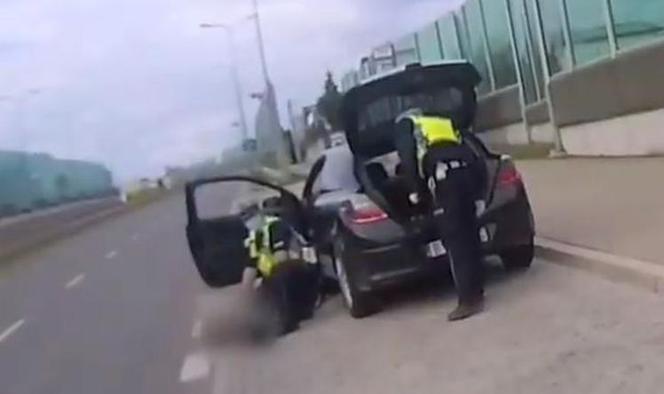 Białystok: Rzucił w policjantów nożami. Grozi mu do 10 lat więzienia