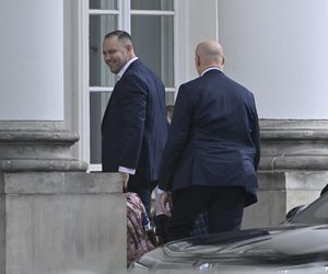 Karol Nawrocki który odbiera Kasię ze szkoły.