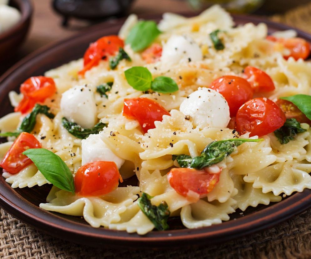 Zamiast sałatki zrób makaron caprese. To świetny pomysł na obiad w ciepły dzień