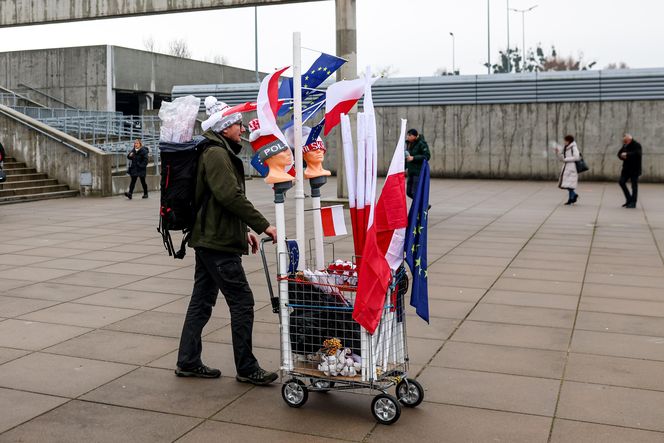 Konwencja KO w Gliwicach. Tusk, Trzaskowski, Protest związkowców i sprzedaż flag Polski i UE