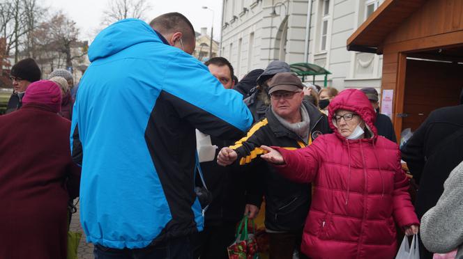 Wigilia dla bezdomnych i potrzebujących przed bydgoską Bazyliką [ZDJĘCIA]