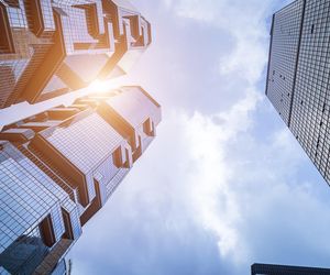 Rynek biurowy 2025 – walka o top lokalizacje i ostrożność inwestorów