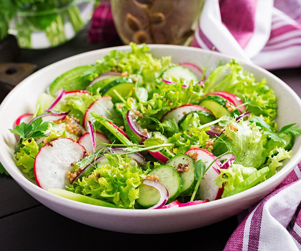 Wiosenna surówka z sałaty, ogórka i rzodkiewek z przepysznym winegretem
