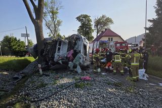 Poważny wypadek w Lubawce. Ciężarówka roztrzaskała się na drzewie. Droga zablokowana