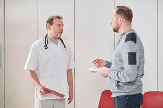 Na Wspólnej odc. 3581. Paweł (Grzegorz Kwiecień), lekarz Gucia (Marek Karpowicz)