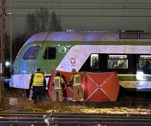 Śmiertelne potrącenie przez pociąg w Warszawie. Pieszy wtargnął pod rozpędzony skład. Zginął na miejscu