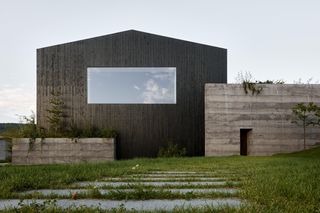 Janošík w Czechach. Przebudowali halę z lat 50. i otworzyli budynek na łąkę: celowo zaprojektowali oszczędne wnętrza