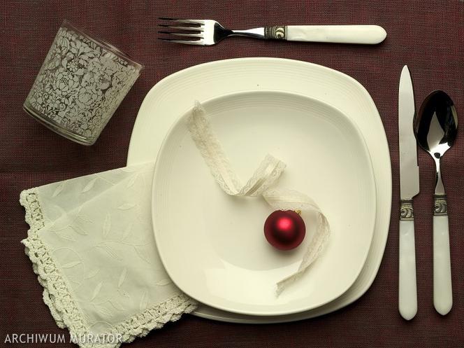 Nakrycie świątecznego stołu: biel w kontraście