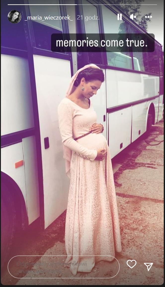 Maria Wieczorek, żona Krystiana Wieczorka, w ciąży na planie serialu "Korona królów"