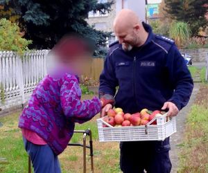 Policjant zobaczył 81-lakę z balkonikiem. Jego reakcja chwyta za serce 