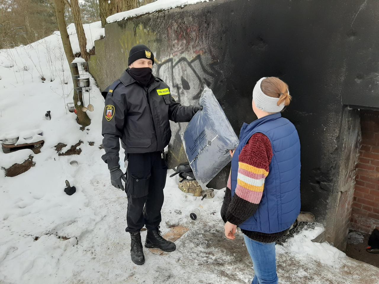 Kurtko-śpiwory dla bezdomnych w Grudziądzu. Ciepła pomoc na zimę od Marszałka [ZDJĘCIA, AUDIO]