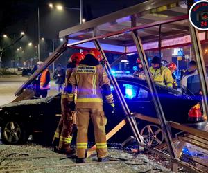 Totalna demolka na Targówku. Bmw rąbnęło w przystanek autobusowy