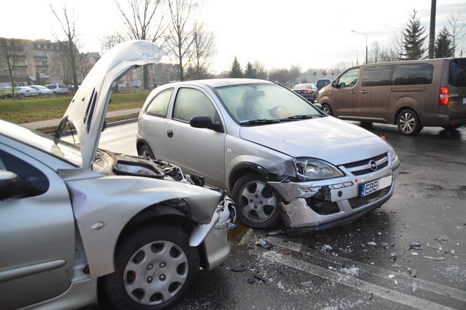 Wypadek na skrzyżowaniu Staszica i Okrzei. Dwie osoby w szpitalu