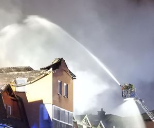 Pożar w Ząbkach. Strażacy przeszukują pogorzelisko
