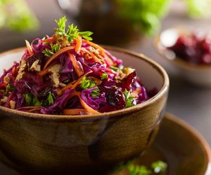 Surówka z czerwonej kapusty smaczniejsza niż z restauracji. Ekspresowa i pełna zdrowia