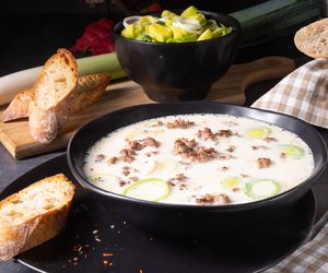 Aksamitna zupa serowa z mięsem mielonym i porami – przepyszna i gotowa w zaledwie 30 minut! Idealna na szybki, sycący obiad