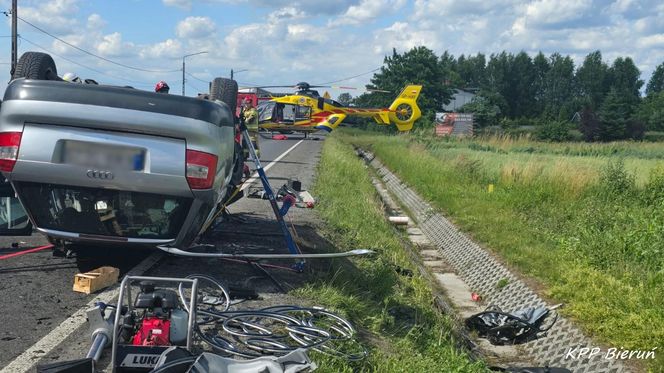 Wypadek w Chełmie Śląskim. Kierowca wjechał pod ciężarówkę