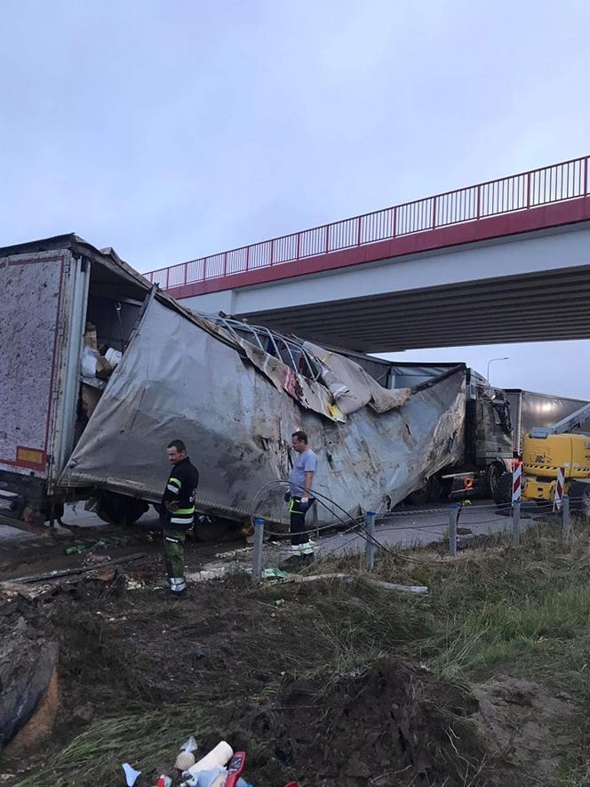 Wypadek ciężarówki na autostradzie A1. Powód? Kierowca zagapił się...