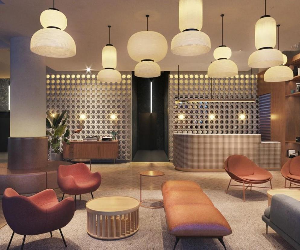 Qubus Hotel Katowice i jego nowoczesne wnętrza. Jest drewno, szkło i wełna