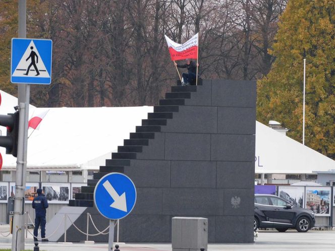 Incydent na placu Piłsudskiego w Warszawie. Mężczyzna wszedł na pomnik Ofiar Tragedii Smoleńskiej. „Zostanie w szpitalu”