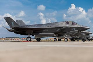 Rośnie problem z F-35. Zwiększa się liczba samolotów „magazynowanych” przed fabryką Lockheeda 