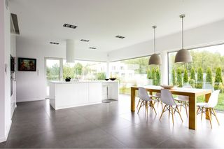 W tym domu nie ma nic zbędnego, ani przedmiotów, ani dekoracji. Za to jest falista ściana i skrzydła łączące się pod kątem 20º