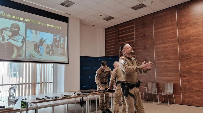 Jak przetrwać atak w szpitalu? Krakowska policja szkoli medyków z procedur antyterrorystycznych