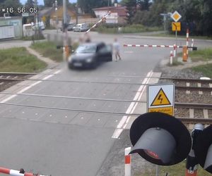 Volvo z dziećmi w środku uwięzione między rogatkami