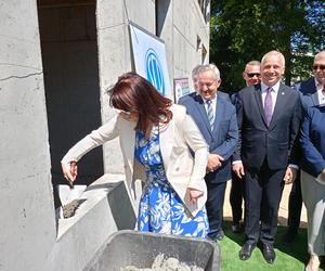 W ścianie budynku powstającego Branżowego Centrum Umiejętności w branży elektroenergetyki zamurowana została także kapsuła czasu