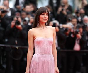 Dakota Johnson to jedna z najlepiej ubranych gwiazd. W czym tkwi sekret jej stylu? 