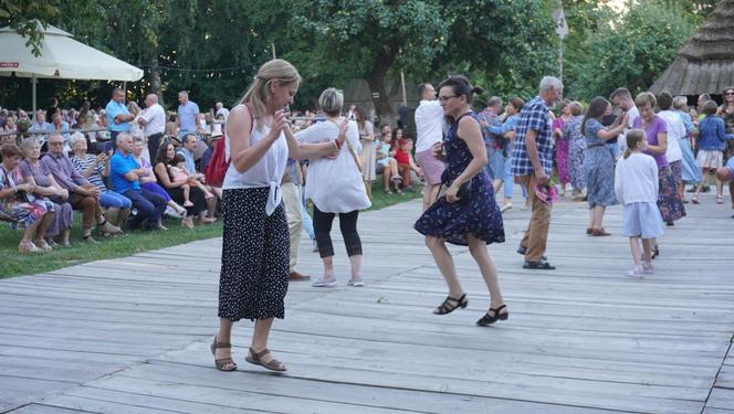 Sielanka na parkiecie w Muzeum Wsi Lubelskiej pod gołym niebem! Za nami kolejna potańcówka w rytmie miejskiego folkloru z Warszawy i Lwowa