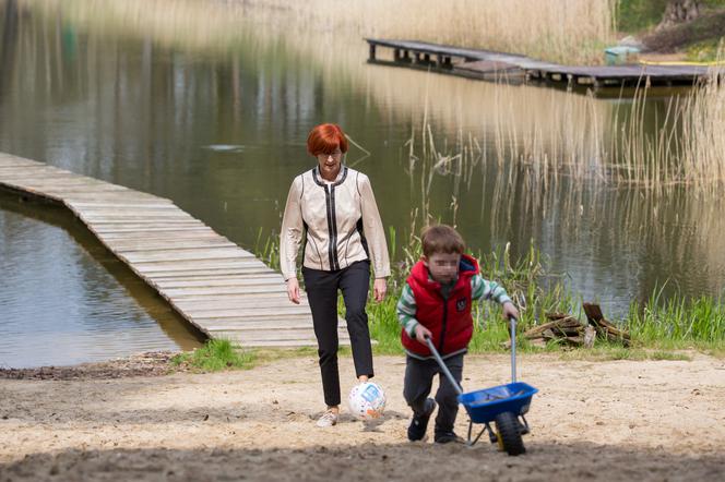 Babcia uczy wnuka puszczać kaczki