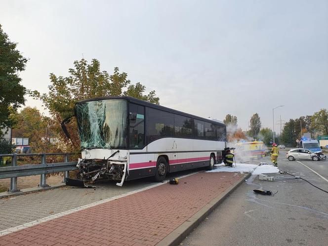 Wypadek w Katowicach. Autobus zderzył się z samochodem osobowym