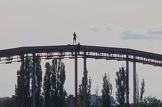 Mężczyzna chciał skoczyć z mostu