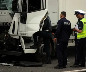Hyundai zmiażdżony przez dwie ciężarówki. 63-letnia pasażerka zginęła na miejscu!