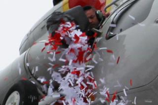 Sypał konfetti na głowę ministra, dostał nagrodę