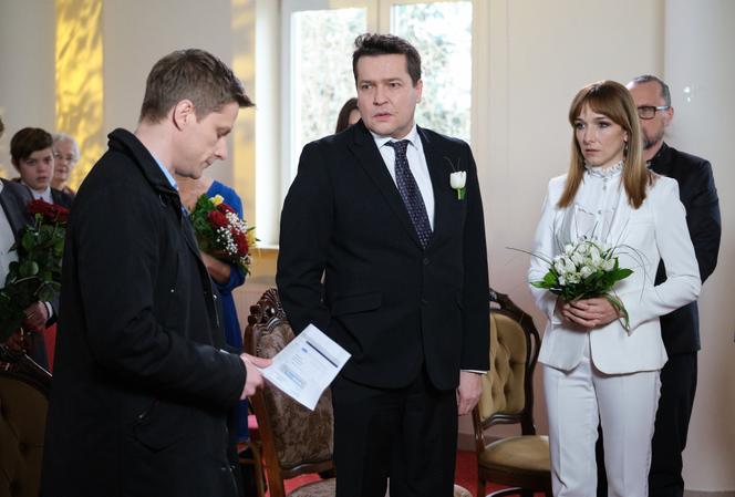 Na Wspólnej odc. 3239. Robert Tadeusiak (Dariusz Wnuk), Michał (Robert Kudelski), Iga (Lidia Sadowa) biorą ślub