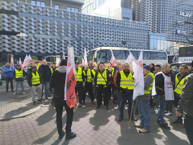 Protest hutników pod Węglokoksem w Katowicach. "Co innego nam mówią, a co innego robią"