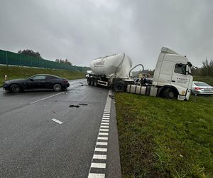 Karambol na A1. Zderzenie ciężarówki z osobówkami. Jak długo potrwają utrudnienia?