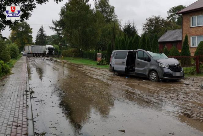 Tragiczny wypadek w powiecie zamojskim. Kierowca busa zginął po zderzeniu z TIR-em