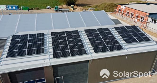 Instalacje fotowoltaiczne SolarSpot Biznes na dachach hal