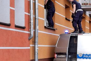 Do mieszkania dostali się przez okno, po dachu radiowozu. Uratowali seniorki