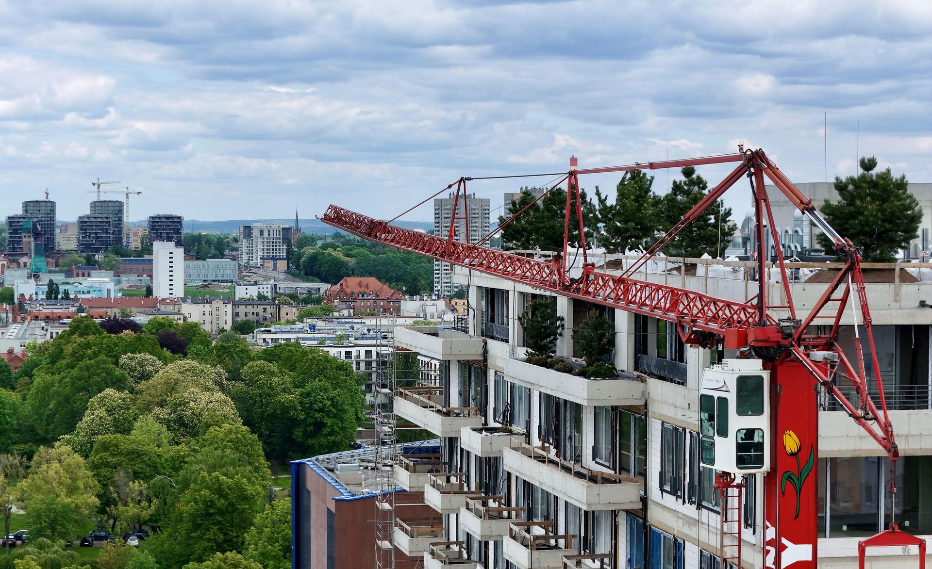 Pionowy lat w Katowicach na budynku Damrota Garden
