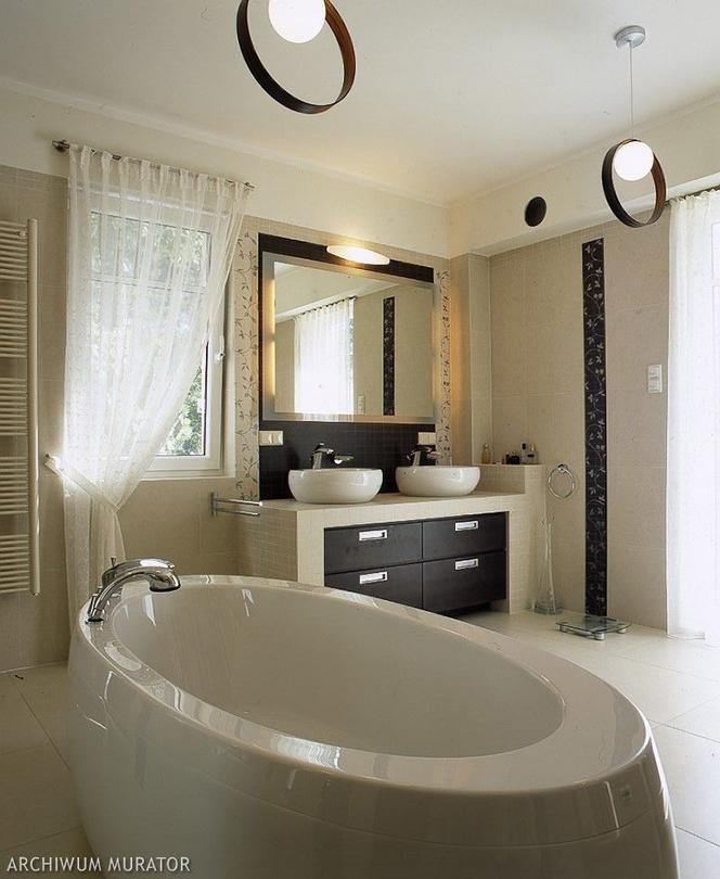 Kremowa łazienka z wanną w stylu glamour